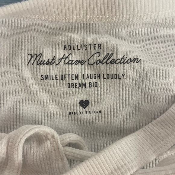 Women’s Hollister Must Have Collection White Long Sleeve - Picture 2 of 2